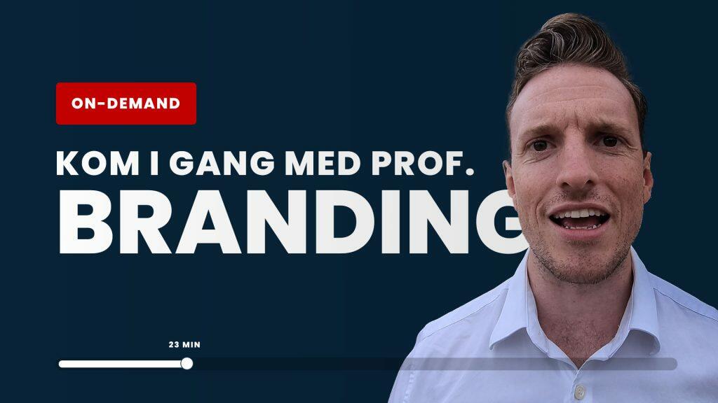 En person i en hvid skjorte diskuterer brandstrategi i en video med titlen 